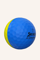 Srixon Q Star Tour Divide 2024 Golfbälle in Blau, Nahaufnahme der Bälle mit branding und Textur sichtbar