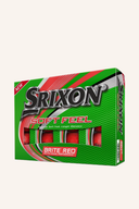 Rote Srixon Soft Feel Bälle für Golf, weiche Textur, liegend auf grünem Rasen, Nahaufnahme der Golfbälle.