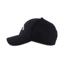 Callaway Stitch Magnet Golfcap, weiße Kappe mit gesticktem Magnet-Design und schützendem Schirm für Golfsport.