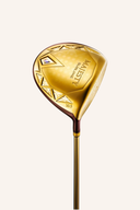 Majesty Sublime Driver, Golfschläger mit schwarzem Schlägerkopf und grünem Griff, auf einem Golfplatz liegend.