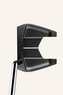 TaylorMade Palisades #3 Putter, rechts, mit grünem Griff und schwarzer Schaft, auf einem golffertigen Platz liegend