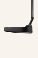 TaylorMade Palisades #3 Putter mit schwarzem Griff und Edelstahlkopf, liegend auf einem Golfplatz.
