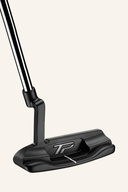 TaylorMade Soto #1 Putter, schlichter Golfschläger mit schwarzem Griff und weißen Details, auf einem grünen Golfplatz.