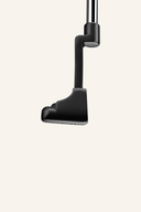 TaylorMade Soto #1 Putter mit schwarzem Griff und glatter Oberfläche, auf grünem Rasen liegend für Golfsport.