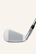 Schlägerkopf eines TaylorMade Stealth Eisensatzes, detaillierte Ansicht der Golf-Eisen mit schwarzem Finish.
