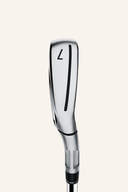 TaylorMade Stealth Eisensatz mit eleganten, schwarzen Eisen für präzises Golfspiel, sichtbar mit glänzenden Schlägerköpfen.