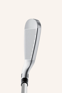 TaylorMade Stealth Eisensatz für Damen, Nahaufnahme der Eisen mit schwarzem Schaft und grifffläche, Golf-Eisen für Frauen.