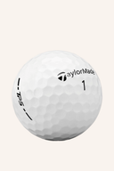 Weiße TaylorMade TP5 Golfbälle, Nahaufnahme mit detailreicher Textur und Markenlogo sichtbar