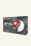 Weiße TaylorMade TP5x Golfbälle, Nahaufnahme, mit glatter Oberfläche und markantem Design, für verbessertes Spiel.