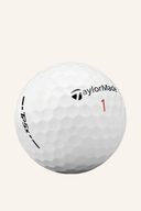 Weiße TaylorMade TP5x Golfbälle mit glatter Oberfläche, ideal für präzises Spiel und maximale Weite auf dem Golfplatz.