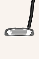 TaylorMade Spider Tour Double Bend Putter, Golfer hält den Putter mit schwarzem Griff und weißen Griffen, Nahaufnahme.