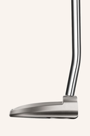 TaylorMade TR-M37 Putter mit schwarzem Griff und gebogener Schlagfläche, liegend auf einem Golfplatz.