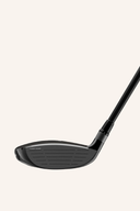 TaylorMade Qi4D Max Fairwayholz, modernes Fairwayholz mit schwarzem Schaft und goldener Schlagfläche, Nahaufnahme.