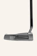 TaylorMade Spider Tour X Putter mit schwarzem Griff und modernem Design, Nahaufnahme des Golfschlägers.