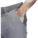 Hellgraue Adidas Ultimate 365 Tapered Golfhose, lange Textil-Unterbekleidung für Herren, bequem und sportlich.