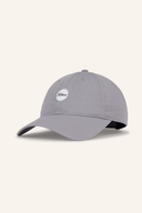 Leichte Titleist Montauk Cap in neutraler Farbe, mit gebogenem Schirm und Logo auf der Vorderseite, auf weißem Hintergrund.
