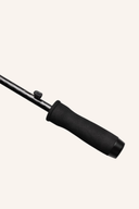 Leichter Windbuster-Schirm von TiCad mit UV-Schutz, geöffneter Sonnenschutzschirm im Freien.