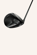 Titelist GTS3 Driver, moderne Golfschläger mit aerodynamischem Design, sichtbar mit schwarzer Karbonkappe und flexibler Schlagfläche.
