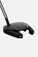 Schwarzer TaylorMade Spider GT Putter mit schwarzem Griff, sichtbar in einer Nahaufnahme, für präzises Putten auf dem Golfplatz.