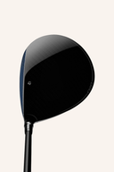TaylorMade Qi10 Driver mit Schlägerkopf, Griff und Schlägerkopfdesign, auf einem Golfplatz liegend