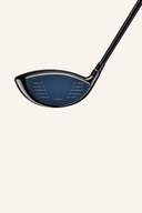 TaylorMade Qi10 Driver, glänzende Metalloberfläche und Schlägerkopf mit Griff, auf einem Golfplatz liegend