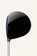 TaylorMade Qi10 Max Driver für Damen, gebogene Schlagfläche und schwarzes Design auf dem Golfplatz sichtbar