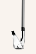 TaylorMade Kalea Gold Eisensatz, modernes Design, goldene Akzente, inklusive Eisenschläger für Golfsport, auf weißem Hintergrund.