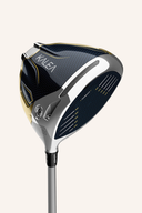 TaylorMade Kalea Gold Driver, Golfschläger mit goldener Beschichtung und ergonomischem Griff, auf einem Golfplatz liegend
