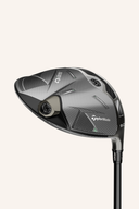 TaylorMade QI 35 Core Driver, gold und schwarzer Driver mit Schlägerkopf und Griff, auf einem Golfplatz.
