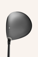 TaylorMade QI 35 Core Driver, golfer with driver, close-up von oben, zeigt Schlägerkopf und Grifflänge.