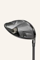 TaylorMade QI 35 Max Driver, modernes Golf-Driver-Design mit Schlägerkopf und Griff, auf einem Golfplatz fotografiert