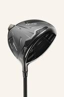 TaylorMade QI 35 Max Driver, Golfschläger mit schwarzem Schlägerkopf und griffförmigem Schaft, auf einem Golfplatz liegend