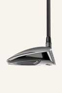TaylorMade QI 35 Max Fairwayholz mit schmaler Schlagfläche und schwarzer Oberfläche, liegend auf grünem Rasen.