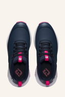 Damen Tour Rival Golfschuhe von Footjoy, schwarze Golfschuhe mit Schnürung und weicher Sohle auf grünem Golfplatz.