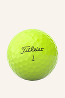 Gelbe Titleist Tour Soft 2024 Golfbälle, Nahaufnahme der weichen Bälle mit branding und glatter Oberfläche