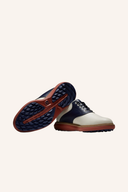 Traditions Spikeless Golfschuhe von Footjoy, bequeme Golfschuhe mit rutschfesten Sohle, in stilvollem Design.