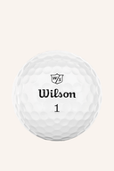 Wilson Triad Golfbälle, weiße Bälle mit Logo, auf grünem Golfplatz, sichtbar in Nahaufnahme