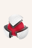 Wilson Triad Golfbälle, Nahaufnahme der weißen Golfbälle mit Wilson-Logo auf glattem Grün.