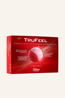 Rote TruFeel Golfbälle von Titleist, Nahaufnahme der Bälle mit glatter Oberfläche und Logo auf weißem Hintergrund