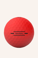 Rote Titleist TruFeel Golfbälle, Nahaufnahme der Bälle mit glatter Oberfläche und Markenlogo.