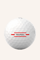 Weiße TruFeel Golfbälle von Titleist, Detailaufnahme der Bälle mit Markenlogo und glatter Oberfläche