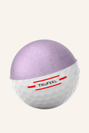Weiße TruFeel Golfbälle von Titleist, klare Aufnahme mit mehreren Bällen auf hellem Hintergrund.