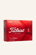 Rote Titleist TruFeel 2022 Golfbälle, Nahaufnahme der weichen, hochwertigen Golfbälle auf weißem Hintergrund