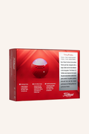Rote Titleist TruFeel 2022 Golfbälle, Nahaufnahme der Bälle mit schwarzer Schrift auf weißem Hintergrund