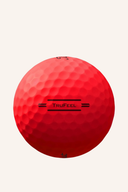 Rote Titleist TruFeel 2022 Golfbälle, Nahaufnahme der Bälle mit Markenlogo und glatter Oberfläche