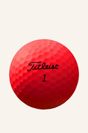 Rote Titleist TruFeel Golfbälle, Nahaufnahme der Bälle mit glatter Oberfläche und markantem Logo.