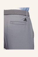 Lange Adidas Ultimate 365 Tapered Golfhose in Primegreen, bequemes, sportliches Design, braun mit gerader Passform.