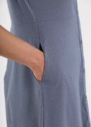 Chervo Verbena Kleid aus leichtem Stoff, mit Blumenmuster und V-Ausschnitt, auf einem model getragen, sommerliches Damenkleid.