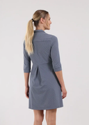 Chervo VERBENA Kleid aus leichtem Stoff, mit floralem Muster und V-Ausschnitt, ideal für Sommer und Freizeit.