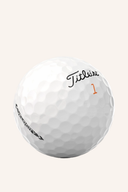 Goldene Titleist Velocity Golfbälle, Nahaufnahme der glänzenden Oberfläche und des Markenlogos auf einem weißen Hintergrund.